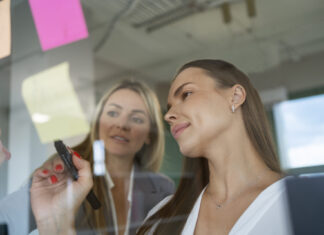 Impulsando el liderazgo femenino en el comercio electrónico Schneider Electric panorama liderazgo femenino.