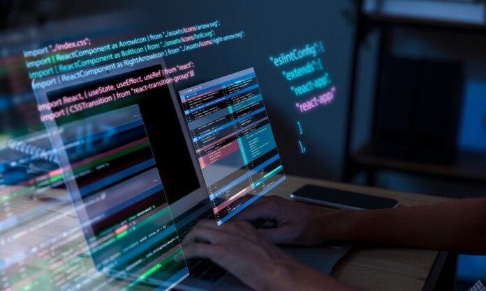 Experiencia-en-programacion-con-una-persona-que-trabaja-con-codigos-en-la-computadora Experiencia-en-programacion-con-una-persona-que-trabaja-con-codigos-en-la-computadora