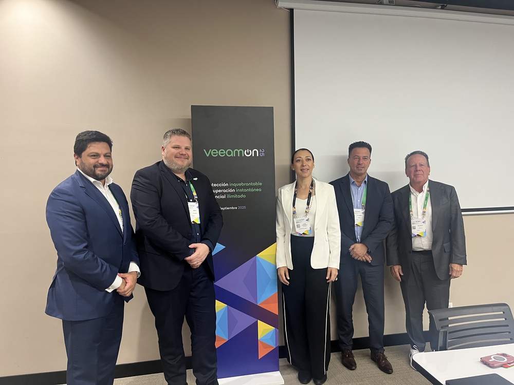 Javier Castrillón, Gerente de Territorio de Veeam para Colombia y Ecuador; Dmitri Zaroubine, Director de Ingeniería de Sistemas de Veeam para Latinoamérica; Luisa Fernanda Stephens Zapata, Jefa de Operaciones de TI en Corona; Martín Colombo, Director Senior Regional para Latinoamérica de Veeam y Mauricio González, VP para América Latina y el Caribe de Veeam.