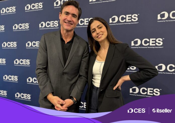 John-Kelley, Vicepresidente de CES y Director de la Exposición, y Grace Venes-Escaffi, Specialist, CES & Industry Communications