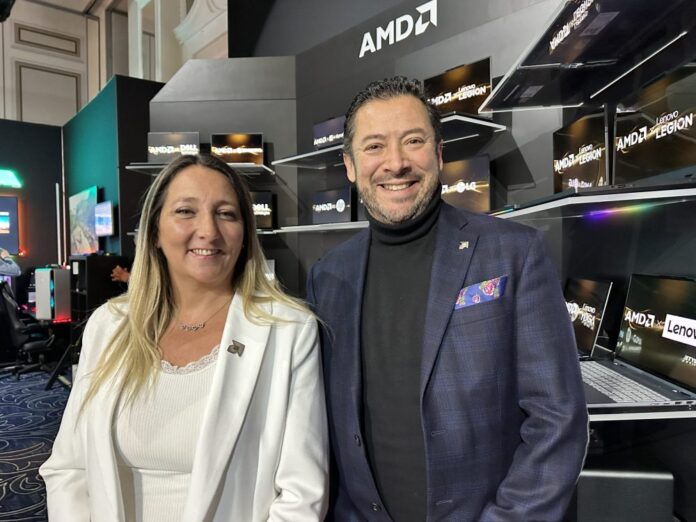 Gustavo Ramírez, Consumer LATAM Sales Leader; y Carolina Gambarini, Marketing Manager,en AMD.