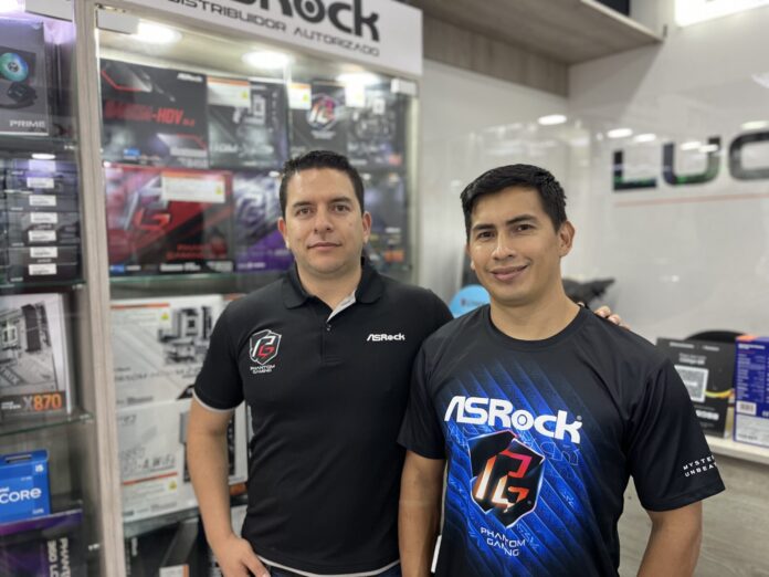  Andrés Ortiz, Marketing Manager para Latinoamérica; y Carlos Ochoa, Country Manager para Colombia, en ASRock.