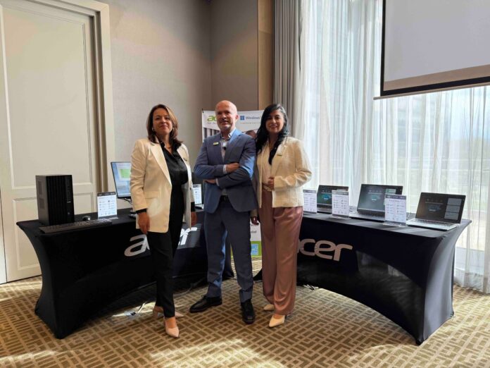 Diana Malagón, Gerente de Ventas de Canal; Silvio García - Director Regional de Acer para Colombia y México; Liliana Rodríguez - Gerente de marketing para Colombia. Diana Malagón, Gerente de Ventas de Canal; Silvio García - Director Regional de Acer para Colombia y México; Liliana Rodríguez - Gerente de marketing para Colombia.