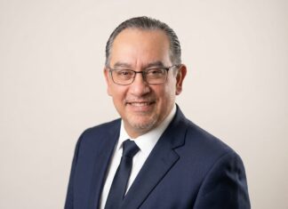 TechZone POS en Colombia inicia expansión para canales Retrato profesional de Francisco Romero, Director Comercial de TechZone POS en Colombia, quien lidera la estrategia regional de la marca para fortalecer el ecosistema de soluciones de punto de venta y movilidad empresarial.