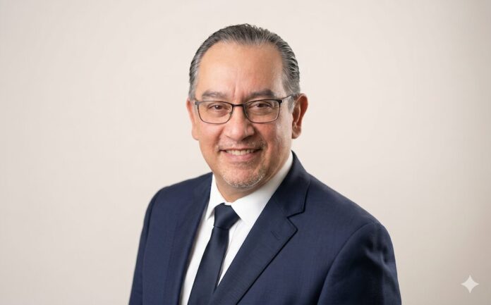 Retrato profesional de Francisco Romero, Director Comercial de TechZone POS en Colombia, quien lidera la estrategia regional de la marca para fortalecer el ecosistema de soluciones de punto de venta y movilidad empresarial.