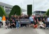 Máximo rendimiento: Logitech y sus partners en el Gran Premio de Miami Grupo de ejecutivos de Logitech y partners posando en el Autódromo Internacional de Miami durante la Fórmula 1.
