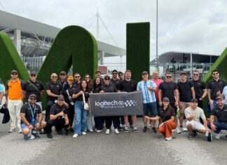 Máximo rendimiento: Logitech y sus partners en el Gran Premio de Miami Grupo de ejecutivos de Logitech y partners posando en el Autódromo Internacional de Miami durante la Fórmula 1.