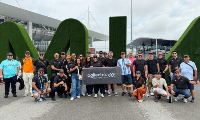 Grupo de ejecutivos de Logitech y partners posando en el Autódromo Internacional de Miami durante la Fórmula 1.