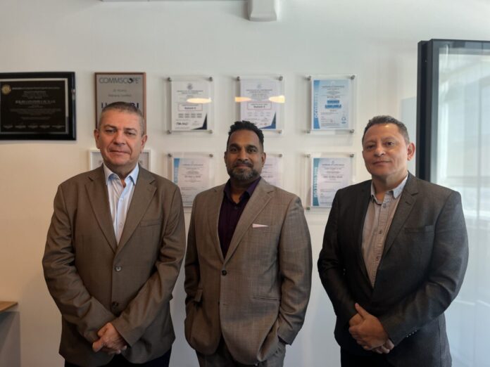 Luis Carlos Torres, Shane Paterson, y Eduardo Espinel Rodriguez.