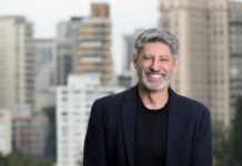 João Bortone, de Intel: «Las empresas van a apalancar sus negocios en la IA y eso abrirá oportunidades» Retrato de João Bortone, nuevo Director General de Intel para América Latina, sonriendo a la cámara.