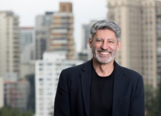 João Bortone, de Intel: «Las empresas van a apalancar sus negocios en la IA y eso abrirá oportunidades» Retrato de João Bortone, nuevo Director General de Intel para América Latina, sonriendo a la cámara.