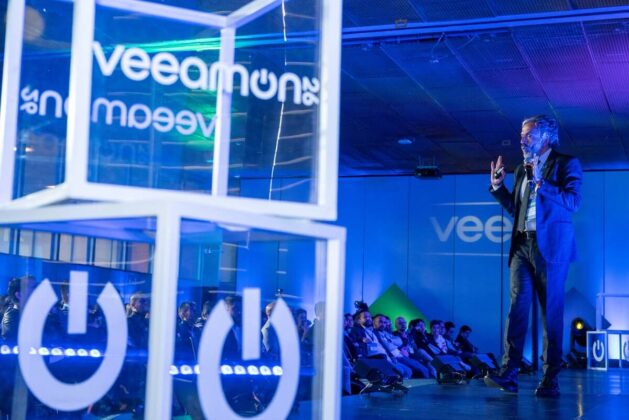 Por el escenario pasaron tanto ejecutivos de Veeam como clientes con sus casos de &eacute;xito.