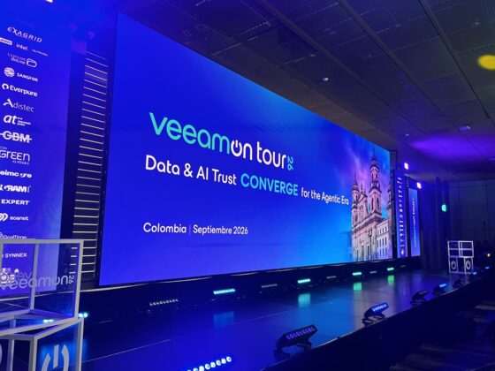 El escenario, momentos antes de comenzar las presentaciones del VeeamON Tour Bogot&aacute; 2026.