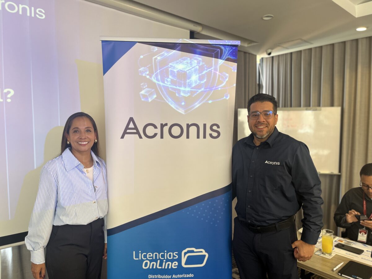 Ejecutivos de Licencias OnLine y Acronis, Diana Fernández, Product Manager Regional de Acronis en Licencias OnLine; y Arturo Madero, Cloud Service Advisor para América LAtina y el Caribe en Acronis.